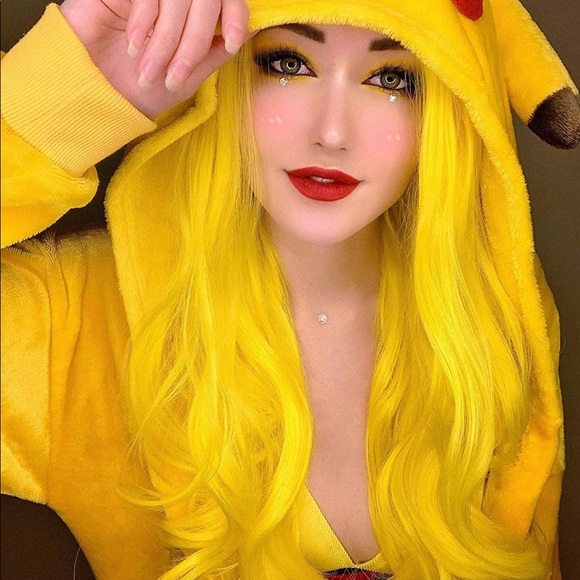 - - 22” YELLOW BODY WAVYLACE FRONT WIG *NEW*